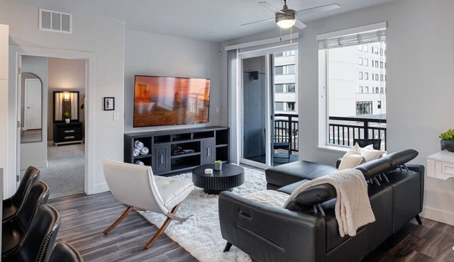 Convention Ctr Style-2BR Pool/HotTub/Gym/Theatre