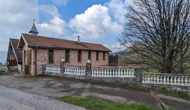 Converted chapel into independent cottage with terrace and fireplace