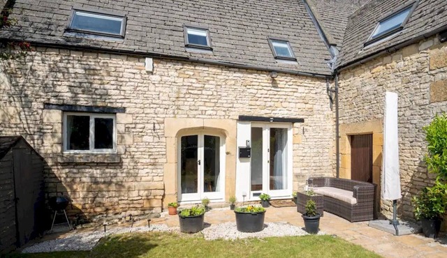 Converted 17th century barn with garden parking - Pass the Keys