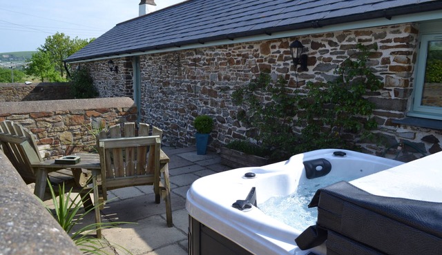 Converted barn, with hot tub near to North Devon's beaches