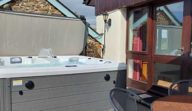 Converted barn with hot tub in north devon