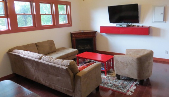 Converted Coach House - 1-BR Duplex, bay view, private, just renovated