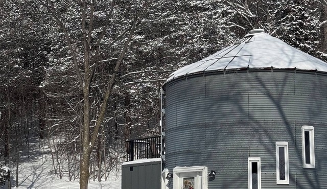 Converted grain bin/silo guest house right on the Katy Trail.
