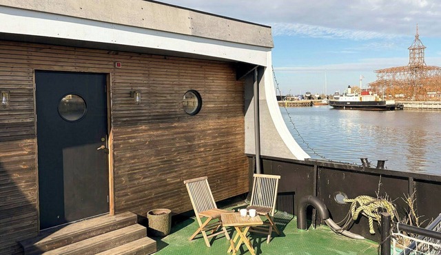 Converted island ferry with sea access in Stege