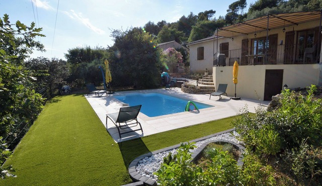 Convivial house, center Var. 3 bedrooms. Enclosed private swimming pool