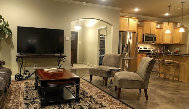 Conway Luxury Home. 4BR/2BA, Office, 2-Car Gar., 65"TV, Fenced Yard/Patio, Wi-Fi