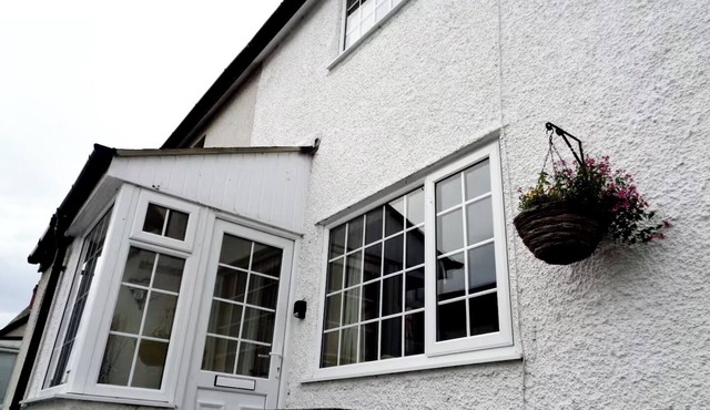 Conwy town cottage sleeps 4 + cot, fast WIFI , private enclosed courtyard