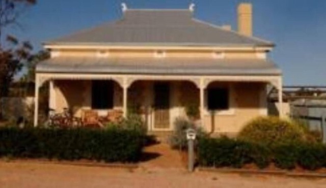 CONYNGHAM COTTAGE - located at Gladstone SA. Southern Flinders Ranges.