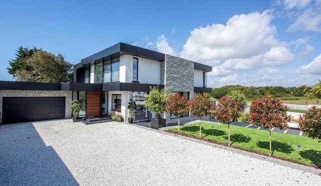 Cooden Beach: 4BD Retreat with Cinema