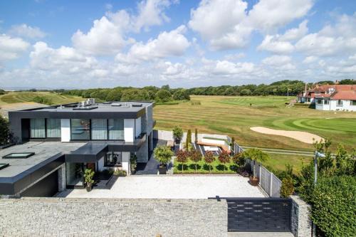 Cooden Beach: 4BD Retreat with Cinema