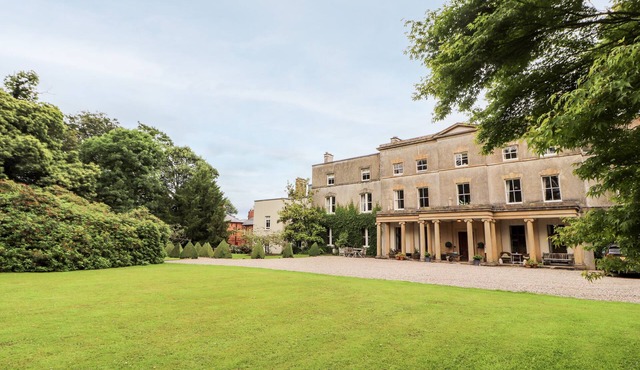 COOK'S FLAT, character holiday cottage in Cefn Park Estate