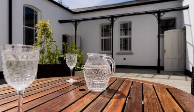 Cook's suite, luxury 2 bed pet friendly family apartment within a stately home