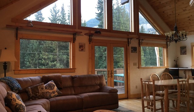 Cooke City Mountain House. Beautiful Views! 4 Miles to Yellowstone. WiFi, HDTV.