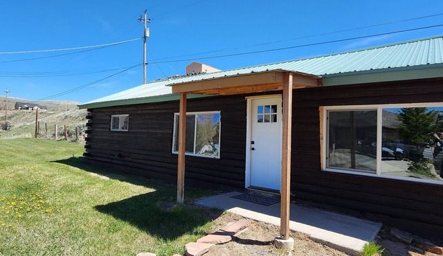 Cookie's Cabin is a charming little cabin in adventurous Kemmerer!