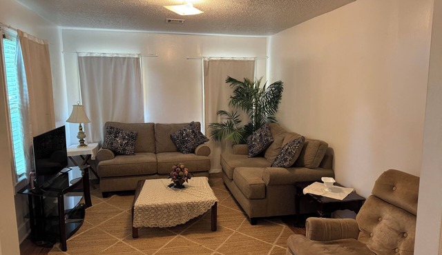 Cool 2-bedroom house with AC in charming Cleveland