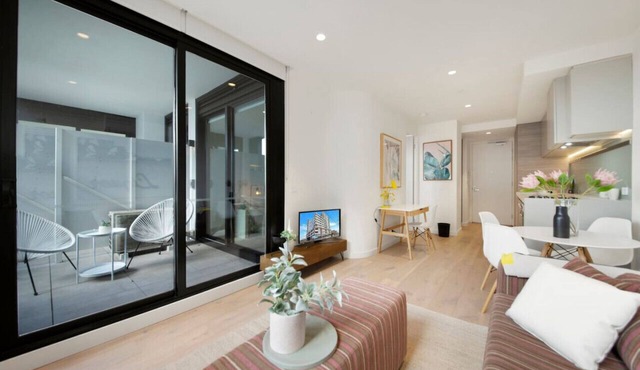 Cool and Contemporary on the City’s Edge