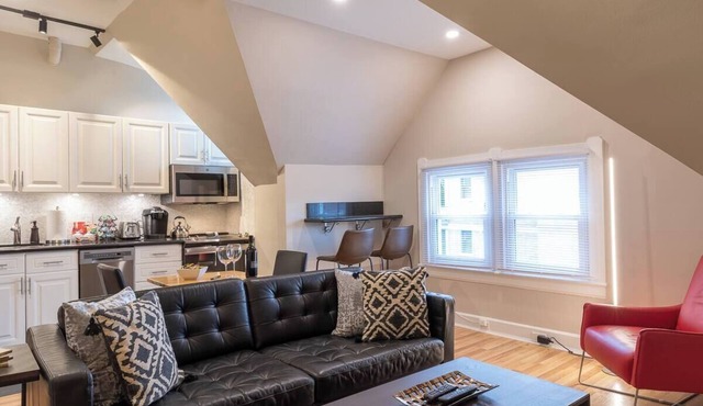 Cool and Modern 3rd Floor 2-Bedroom Walk-up