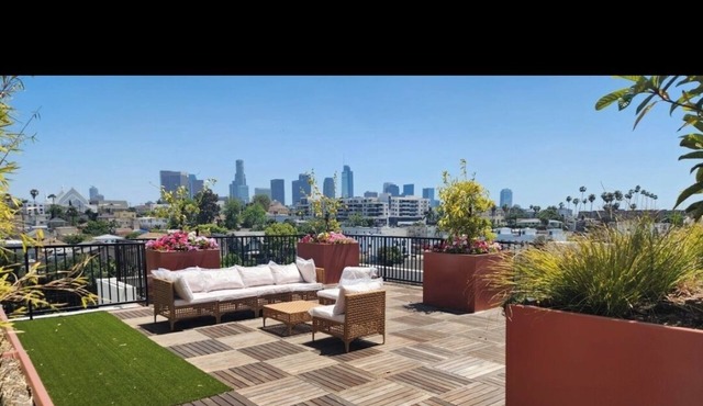 Cool apartment with AC in vibrant Los Angeles