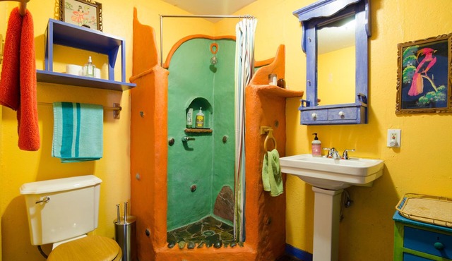Cool Artistic Treehouse Cabin Near South Congress Dist and Downtown!
