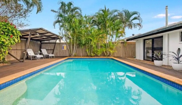 Cool Cabana ~ 5min to Mermaid Beach. Relax in style and sophistication today!