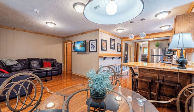 Cool cabin in Fayetteville 1 mile from downtown, Hot Tub