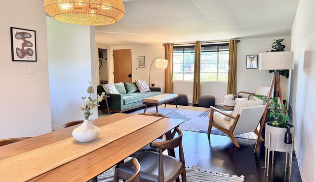 Cool & Comfortable Retreat Fully Stocked Kitchen Private Yard 12 min to DT