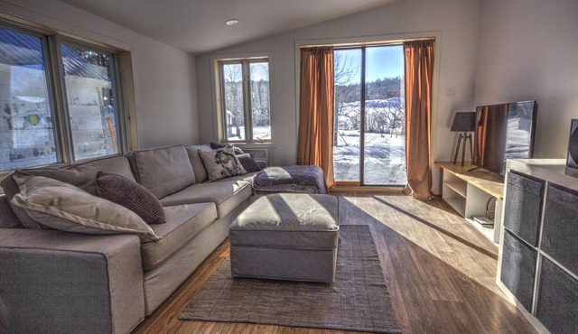 Cool & cosy retreat with private lake, paddleboard/kayaks, trails and firepit