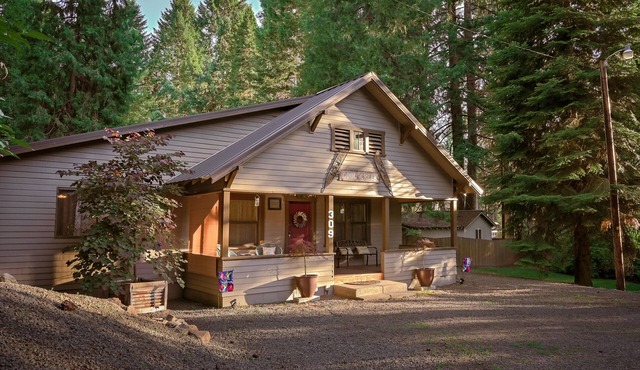 Cool Creek Cottage, Crater Lake National Park , trails and waterfalls nearby.
