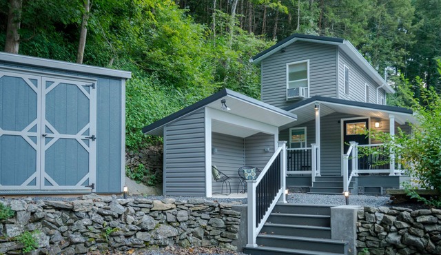 COOL CREEK COTTAGE: PSU Spring Creek Waterfront Oasis with Hot Tub