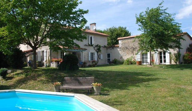 Cool family farm house overlooking a valley. Pet allowed.
