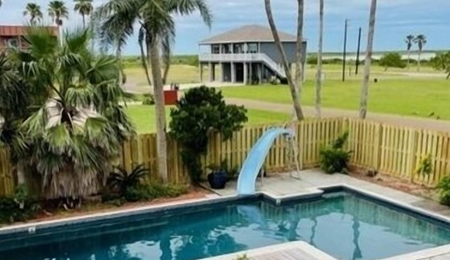 Cool Off with Private Pool! 3 Bedroom, 2 Bathroom. Sleep 12