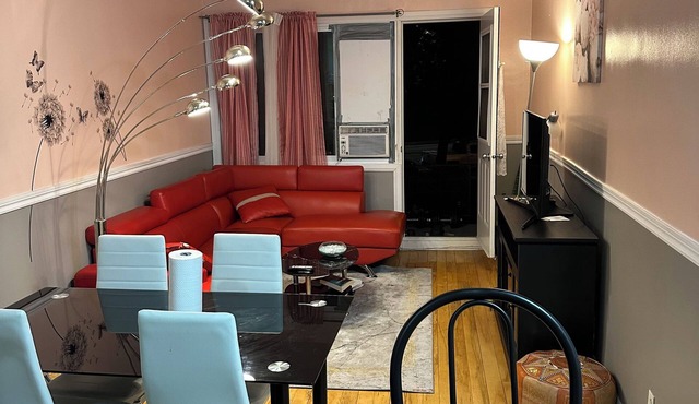 cool place 15 minutes walk to old port and 7 minutes drive. down town Montreal