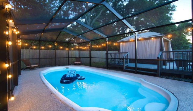~Cool Pool Cabana Sleeps 12 Heated Pool~