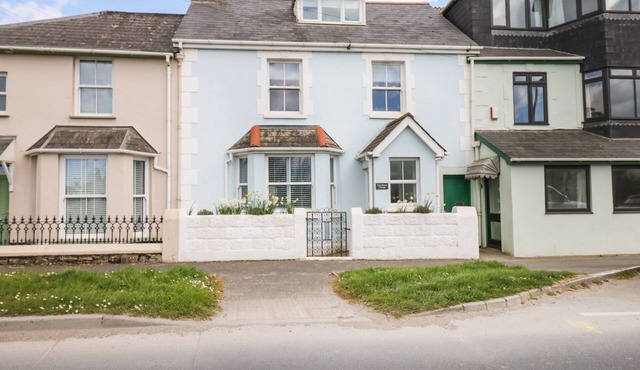 COOL STONE COTTAGE, pet friendly, country holiday cottage in Instow
