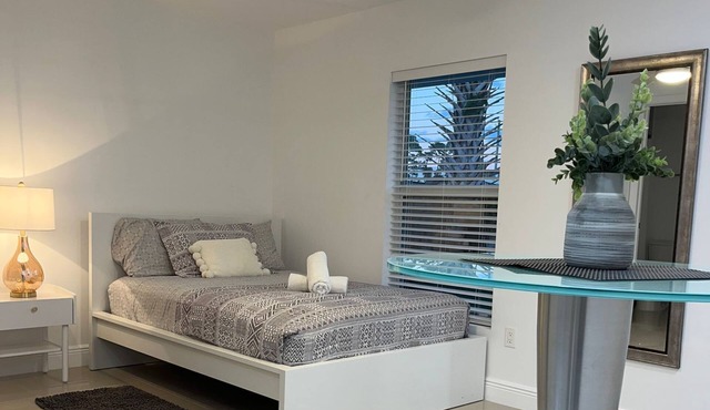 Cool studio, all new, perfect for a couple. strategically located to enjoy WPB !