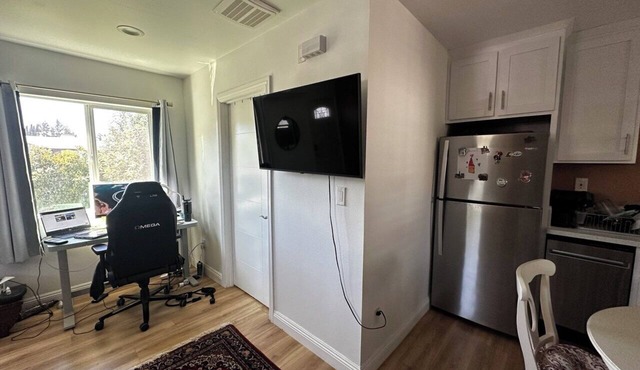 Cool studio with AC in vibrant Los Angeles