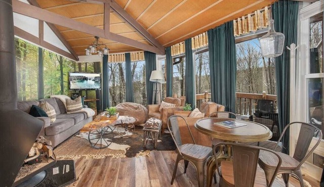 Cool Tree House with Hot tub & FREE EV charging