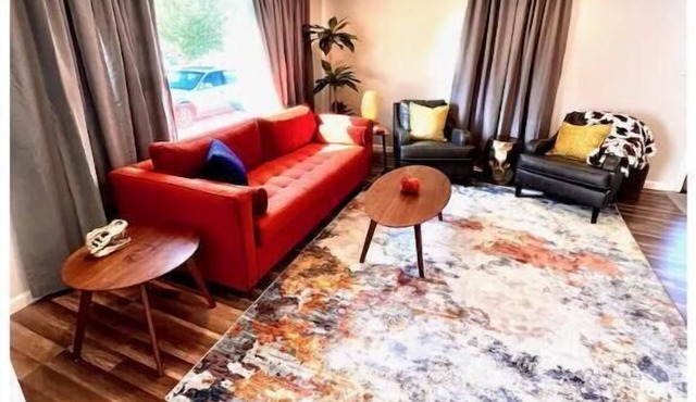 Cool, Trendy house in Dodge City! The Painted Cow