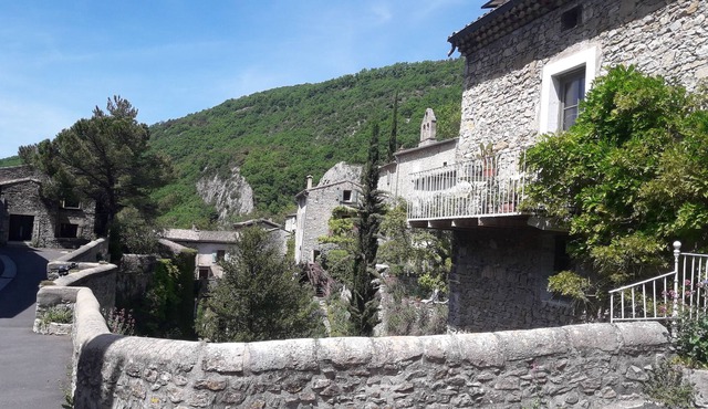 Cool village house, close to nature, quiet, terrace not overlooked.