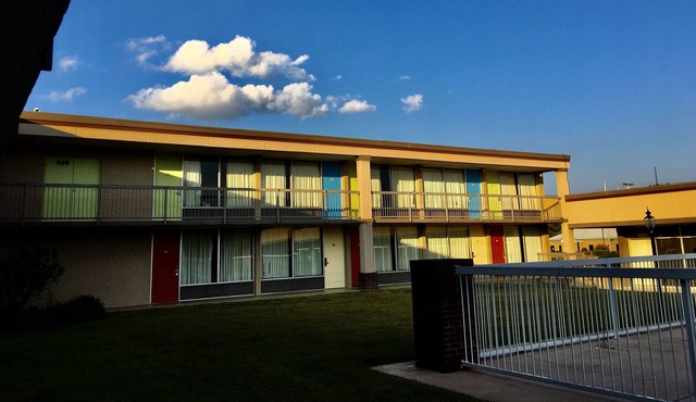 Cool Vintage Retro Hotel Located on the Quiet Side of Mountain Home