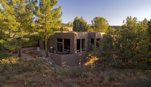 Cool West Sedona canyon retreat - wildlife and mountain views, walk to trails