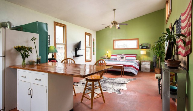 CoolCabinOrganicFarm!KingBed,Fullkitchen,FastWifi,Peaceful,PetOK,Close2Town!