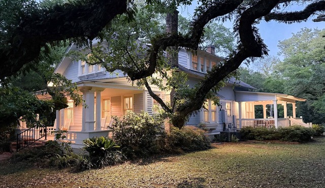Coolest House in Fairhope! 2x King Beds! Porches!