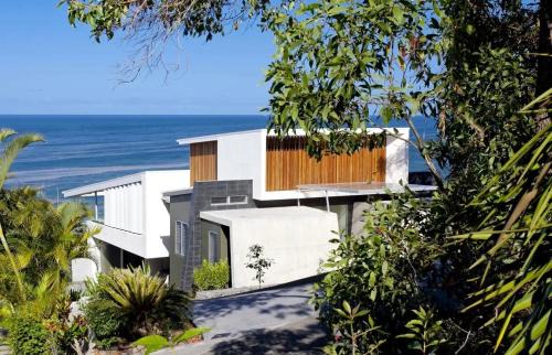Coolum Bays Beach House - Luxury 5BR Retreat, sleeps 12, 4 Ensuites