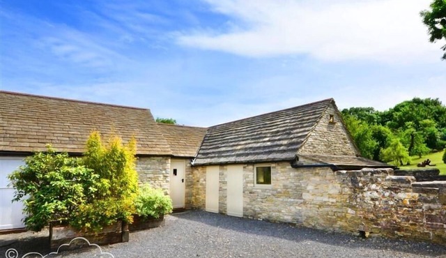 COOMBE ORCHARD, pet friendly, with a garden in Swanage