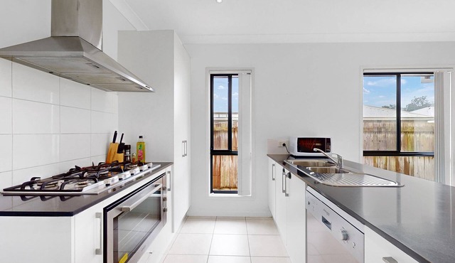 Coomera Family Home - Sleeps up to 8 People