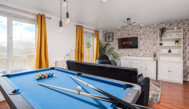 Coop Arena & Etihad - Free Parking - Pool Table