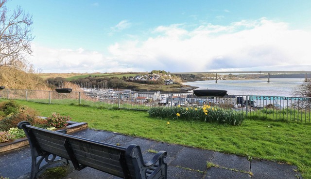 COOPER COTTAGE, pet friendly, country holiday cottage in Neyland