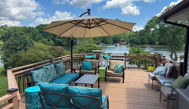 COOPER'S POINT. Lakefront on sandy beach w/private dock, paddleboards, kayaks.