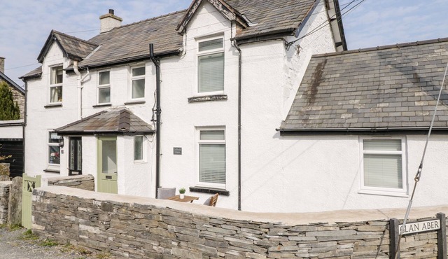 COOPER'S REST (GORFFWYSFA COOPERS), pet friendly in Dolwyddelan